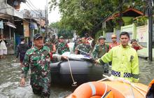 Kodam Jaya Sebar Pasukan Bantu Warga Terdampak Banjir di Jakarta dan Bekasi