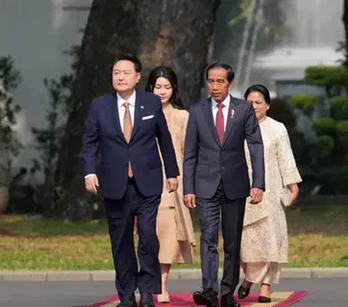 "Bapak Presiden mengharapkan agar semuanya dapat dimulai tahun ini yang melibatkan BUMN Indonesia dan pengusaha daerah," sambung Retno.<br>