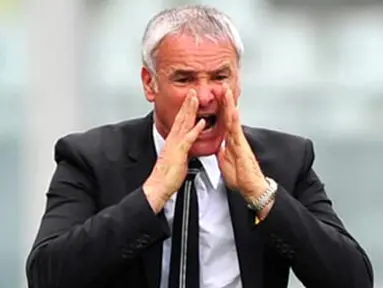 Juventus coach Claudio Ranieri shouts during their Serie A football match Juventus versus Atalanta at Olympic Stadium in Turin on May 17, 2009. AFP PHOTO / GIUSEPPE CACACE 