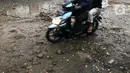 Kendaraan menghindari jalan yang rusak di Jalan Pertamina, Depok, Jawa Barat, Rabu (4/3/2020). Jalan yang telah rusak selama bertahun-tahun tersebut tidak juga diperbaiki sehingga mengganggu kenyamanan para pengguna jalan. (Liputan6.com/Immanuel Antonius)