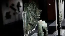 Mekanisme Antikythera ditampilkan di Museum Arkeologi Nasional, Athena , Yunani 9 Juni 2016. Benda seperti jam ini ditemukan di dekat pulau Antikythera, Yunani pada tahun 1902 dan diperkirakan telah ada pada 80 SM. (GAMBAR REUTERS / Alkis Konstantinidis)