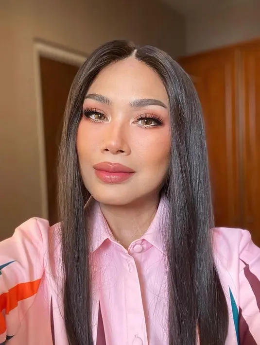 7. Tampilan Titi DJ dengan gaya makeup romantic look ini bikin wajahnya terlihat lebih fresh dan cantik ya, Sahabat Fimela?  (Instagram/ti2dj).