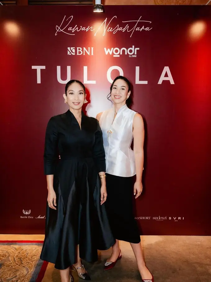 Happy Salma dan Dewi Sri Luce (Instagram/@tuloladesigns)