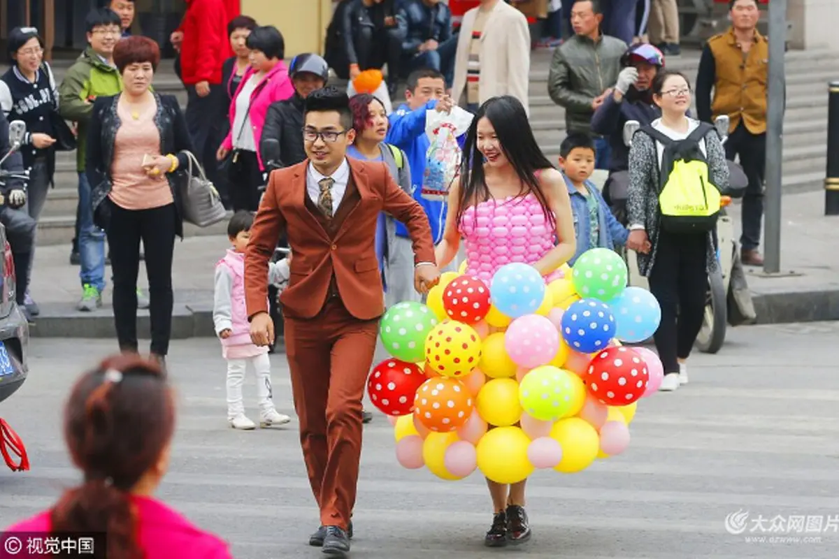 Waw! Pria Ini Buatkan Pasangannya Baju Pengantin dari 600 Balon