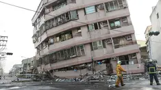 Sebuah bangunan yang rusak terlihat setelah gempa 6,4 SR mengguncang Tainan, Taiwan Selatan (6/2). Gempa terjadi pukul 4 subuh tadi telah menghancurkan beberapa apartemen di kawasan Wei Guan, Tainan, Taiwan. (REUTERS/Stringer)