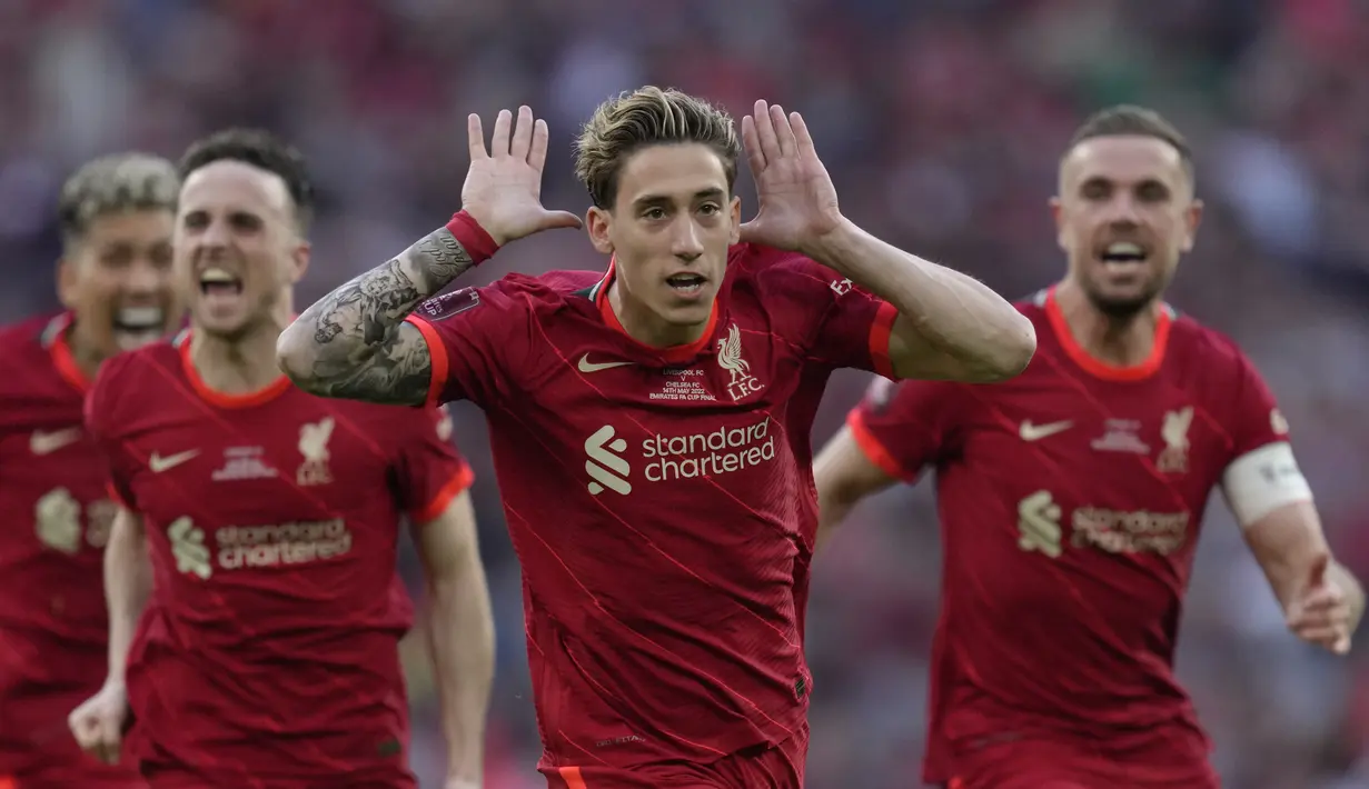 <p>Bek Liverpool Kostas Tsimikas (tengah) berselebrasi dengan rekan setimnya setelah mencetak penalti kemenangan ke gawang Chelsea pada akhir partai final Piala FA di Stadion Wembley pada Minggu (16/5/2022) dini hari WIB. Liverpool sukses menjuarai Piala FA 2021/2022. The Reds mengalahkan Chelsea lewat adu penalti. (AP Photo/Kirsty Wigglesworth)</p>