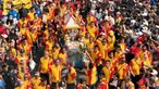 Warga dan anggota Perkumpulan Klenteng Boen Tek Bio saat mengikuti arak arakan prosesi ritual 12 tahunan Gotong Toapekong di Kota Tangerang, Banten, Sabtu (21/9/2024). (merdeka.com/Arie Basuki)