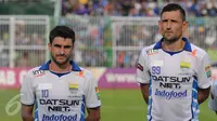 Gelandang Persib Bandung, Robertino Pugliara (kiri) berdiri bersama Juan Carlos Belencoso  jelang laga melawan PSGC di Stadion Galuh Ciamis, Minggu (10/7/2016). (Liputan6.com/Helmi Fithriansyah)