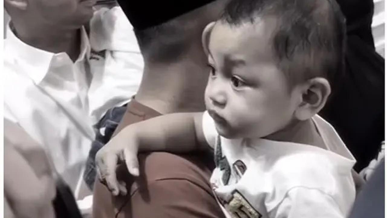 6 Momen Haru Raffi Ahmad dan Irfan Hakim Gendong Bayi Kembar Mpok Alpa di Rumah Duka
