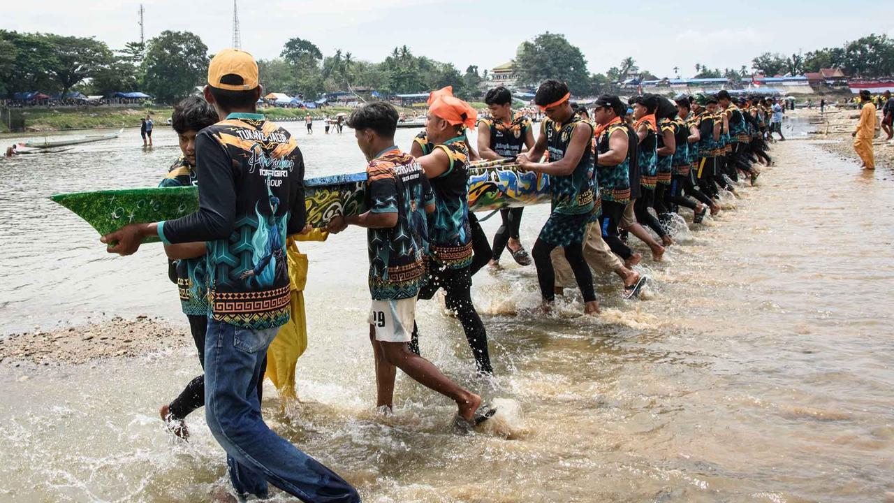 Foto: Aksi Penari Cilik Dika Warnai Semarak Pacu Jalur di Sungai Kuantan