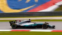 Pebalap Mercedes, Lewis Hamilton, menjadi yang tercepat pada sesi kualifikasi F1 GP Malaysia di Sirkuit Sepang, Malaysia, Sabtu (30/9/2017). (Bola.com/Twitter/MercedesAMGF1)
