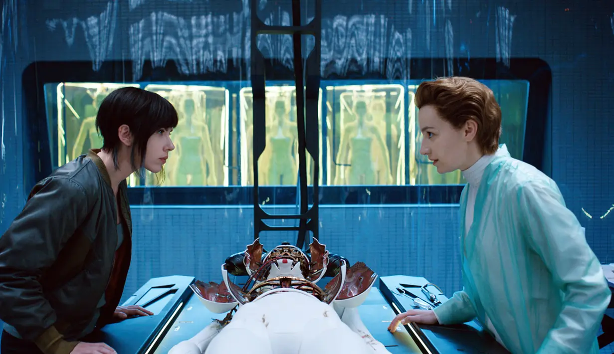 Scarlett Johansson beradu akting dengan Anamaria Marinca di film "Ghost in the Shell." Film ini bercerita tentang Motoko Kusanagi (Scarlett Johansson) seorang agen cyborg yang hidup di era tahun 2029. (Paramount Pictures and DreamWorks Pictures via AP)