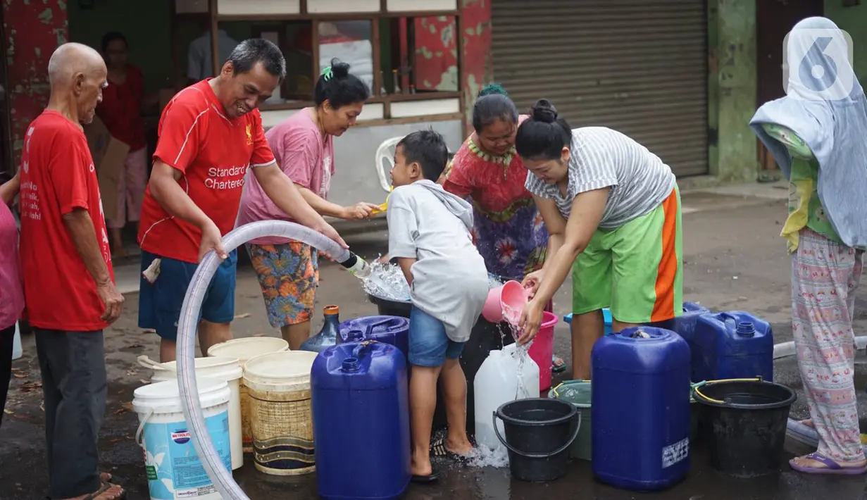 Warga mengisi air bersih ke dalam galon, jeriken, dan ember di kawasan Cipayung, Jakarta Timur, Rabu (20/11/2019). Sejak awal September 2019 sejumlah wilayah di kawasan Cipayung dilanda krisis air bersih. (Liputan6.com/Immanuel Antonius)