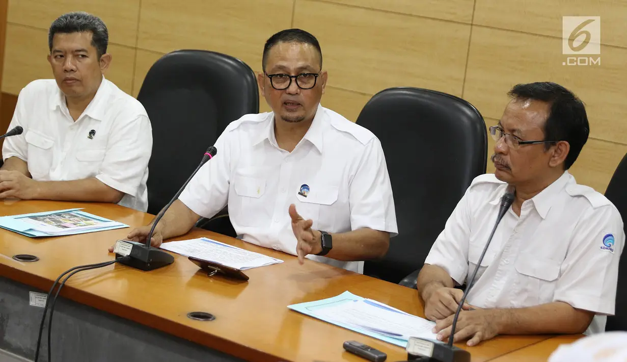 Direktur Jenderal Aplikasi dan Informatika Kementerian Komunikasi dan Informatika, Semuel Abrijani Pangerapan memberi keterangan terkait konten GIF tidak senonoh pada aplikasi Whatsapp di Jakarta, Senin (6/11). (Liputan6.com/Immanuel Antonius)
