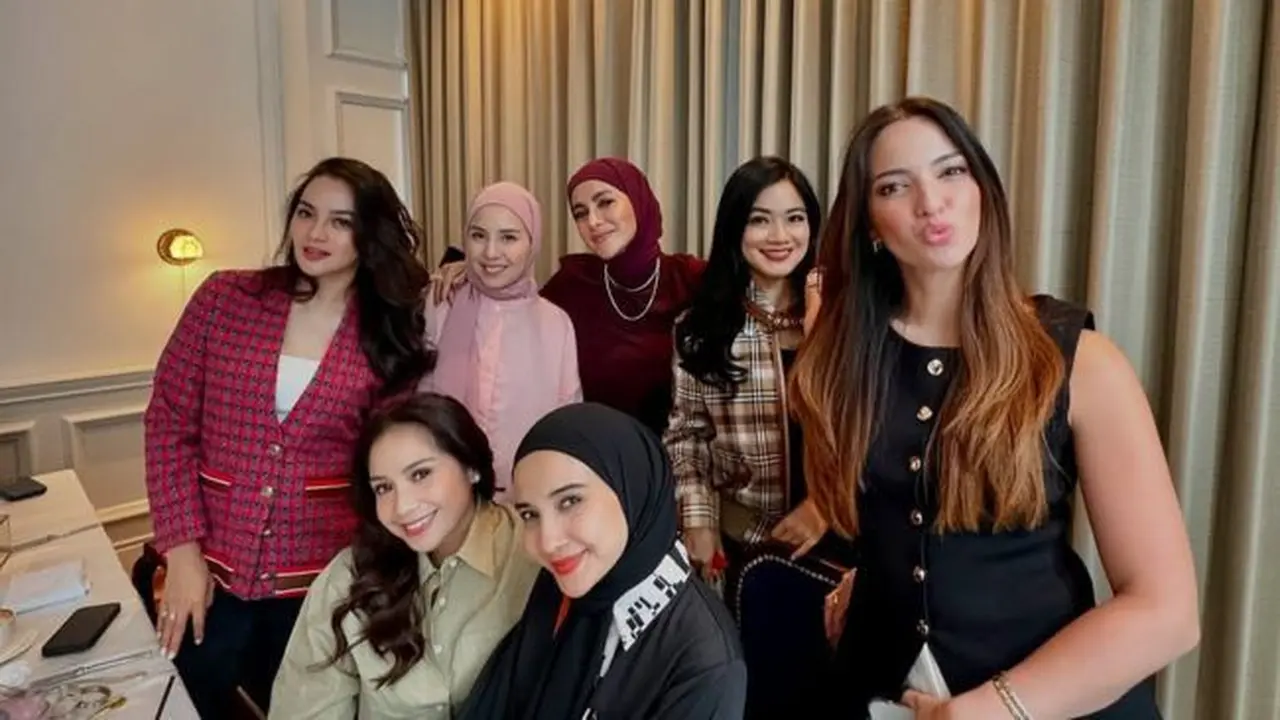 Potret Geng Cendols Kumpul Bareng Meski Formasi Tidak Lengkap, Pamer Cincin Segede Gaban. (instagram/tya_ariestya)
