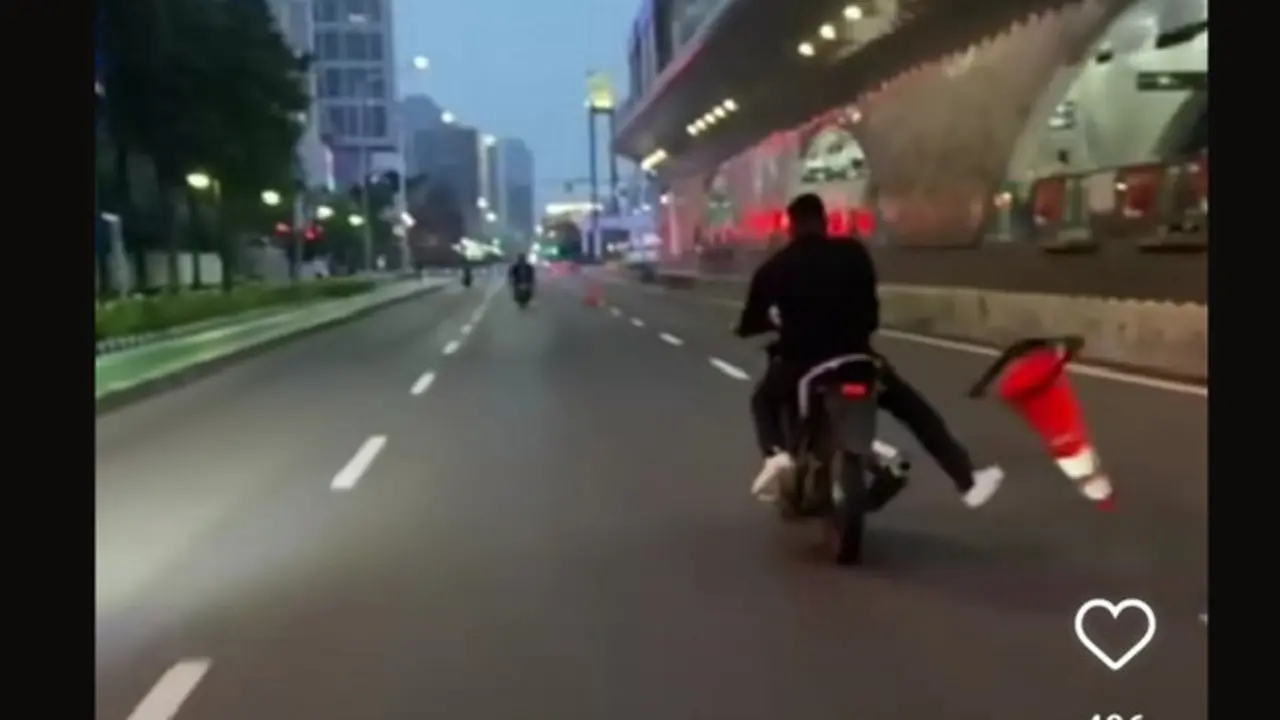Pengendara Motor Tendang Traffic Con Untuk CFD