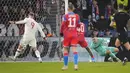 Pemain Manchester United, Rasmus Hojlund (kiri) mencetak gol ke gawang Viktor Plzen pada laga lanjutan Liga Europa 2024/2025 di Doosan Arena, Plzen, Republik Ceska, Jumat (13/12/2024). (AP Photo/Petr David Josek)