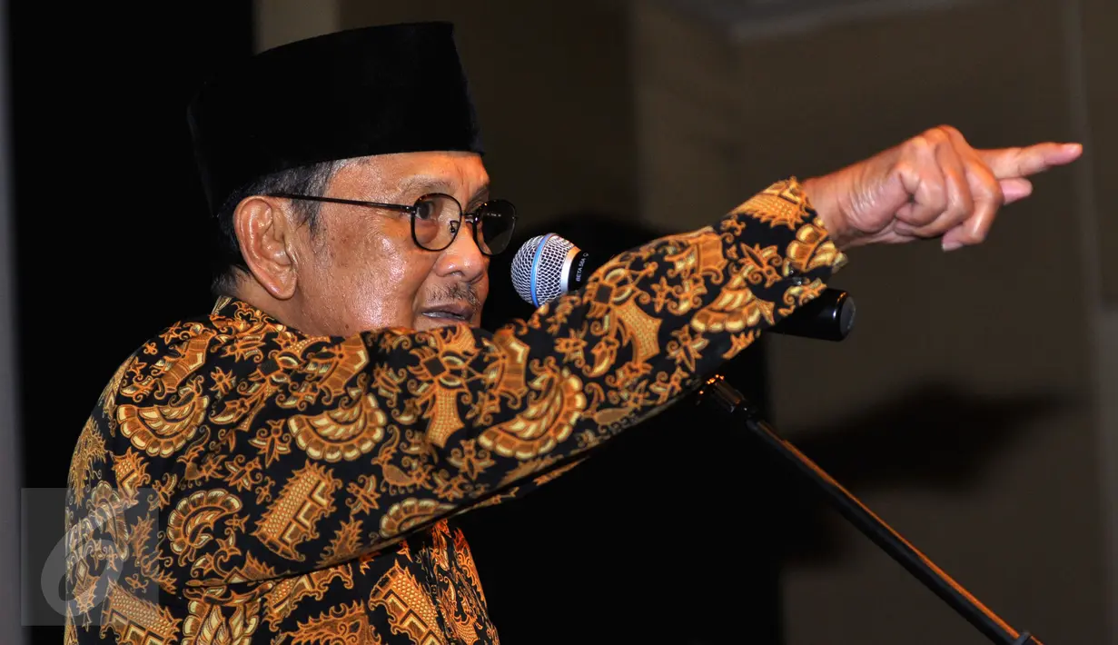 Mantan Presiden Indonesia, BJ Habibie saat menghadiri perayaan 10 tahun Reza Rahazian berkarya di dunia film di Plaza Indonesia, Jakarta, Rabu (3/9/2015). Acara tersebut bertajuk 10 Years Personal Journey of Reza Rahadian. (Liputan6.com/Faisal R Syam)