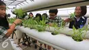 Siswa-siswi sekolah IPEKA Plus melakukan kegiatan pembelajaran Ecoliteracy Studies di Kawasan BSD, Tangerang Selatan, Sabtu (12/9/2015). (Liputan6.com/Angga Yuniar)