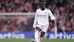 Bek Real Madrid, Ferland Mendy mengontrol bola saat bertanding melawan Athletic Bilbao pada pertandingan La Liga Spanyol di stadion San Mames, Spanyol, Kamis (23/12/2021). Hasil ini membuat Madrid mengoleksi 46 poin, masih di peringkat pertama klasemen Liga Spanyol. (AP Photo/Ricardo Larreina)