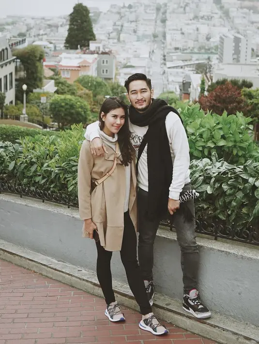Adik Raffi Ahmad dan musisi itu mendatangi Lombard Street, yang sering kali di gunakan sebagai lokasi syuting film hollywood. (Instagram/ritchieismail)