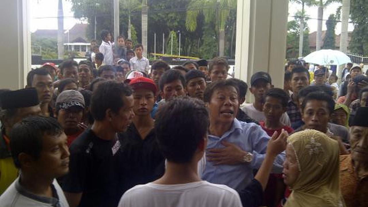 Ratusan warga ricuh saat sidang kasus pemotongan 2 bambu