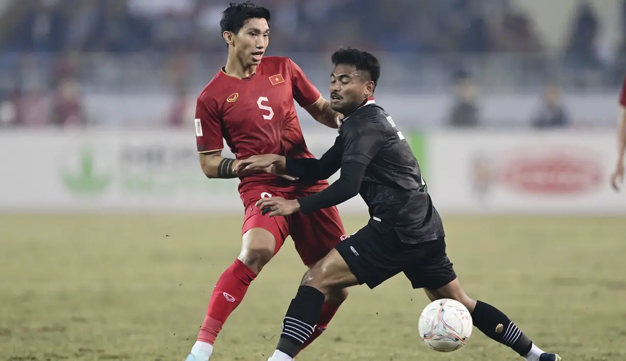 Bek Vietnam, Doan Van Hau, tampil gemilang dan kukuh saat melawan Timnas Indonesia pada laga leg kedua semifinal Piala AFF 2022 di Stadion Nasional My Dinh,  Senin (9/1/2023). (AP Photo/Nguyen Manh Quan)