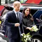Pangeran Harry dan Meghan Markle mengunjungi New Zealand House di London, Selasa (19/3). Pangeran Harry dan Meghan Markle menempatkan karangan bunga di luar gedung sebagai penghormatan kepada para korban serangan teror di Christchurch. (AP/Alastair Grant)