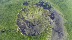 Pemandangan objek wisata Wudalianchi di Heihe, Heilongjiang, China, Jumat (3/7/2020). Wudalianchi atau lima danau bendungan lava memiliki geomorfologi dan geologi gunung berapi tipikal yang masih utuh serta dianggap sebagai Museum Gunung Berapi Alami oleh kalangan geolog. (Xinhua/Xie Jianfei)