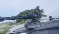 Viral Pajero Sport berkelir hitam dilengkapi gatling gun atau senjata mesin berat mengaspal di jalan tol. (Tangkapan layar)