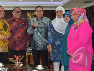 Ketua MPR RI Zulkifli Hasan (keempat kanan) saat menerima kunjungan Ikatan Cendekiawan Muslim Indonesia (ICMI), Jakarta, Selasa (3/2/2015). (Liputan6.com/Andrian M Tunay) 