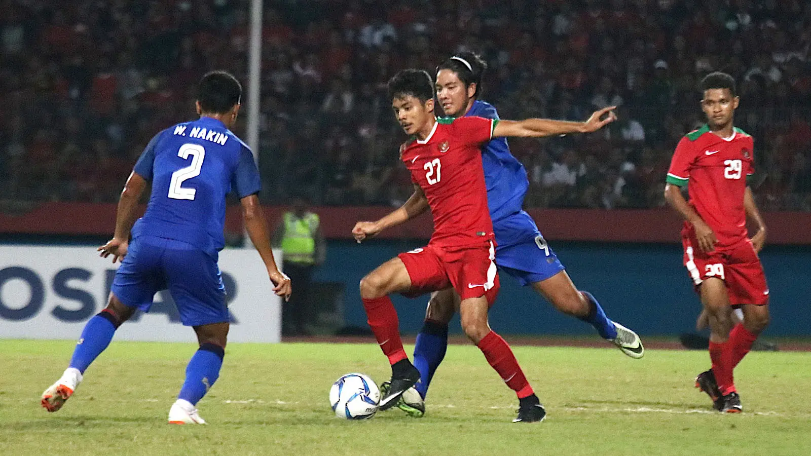 Duel Thailand vs Indonesia di matchday terakhir penyisihan Grup A Piala AFF U-19 2018 di Stadion Gelora Delta, Sidoarjo, Senin (9/7/2018). (Bola.com/Aditya Wany)