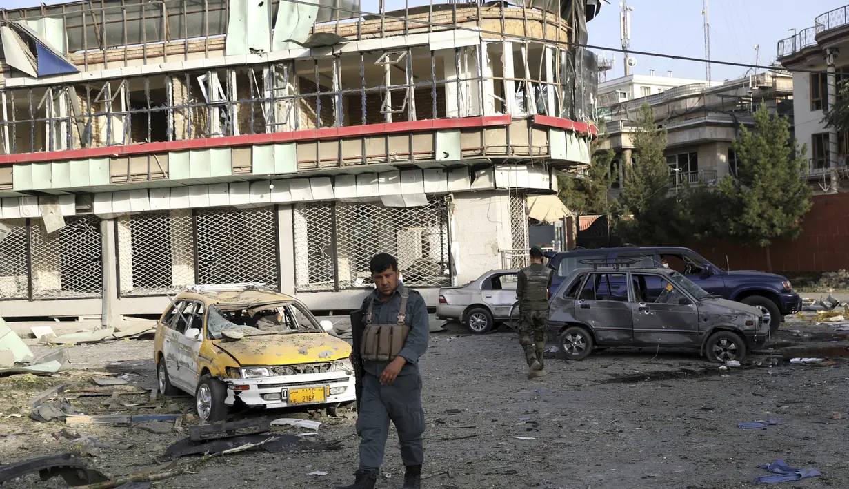 Seorang petugas keamanan Afghanistan berjalan di sekitar puing-puing setelah serangan di Kabul, Afghanistan, Rabu (4/8/2021). Ledakan kuat mengguncang lingkungan kelas atas ibukota Afghanistan yang diduga menargetkan pejabat menteri pertahanan negara itu. (AP Photo/Rahmat Gul)