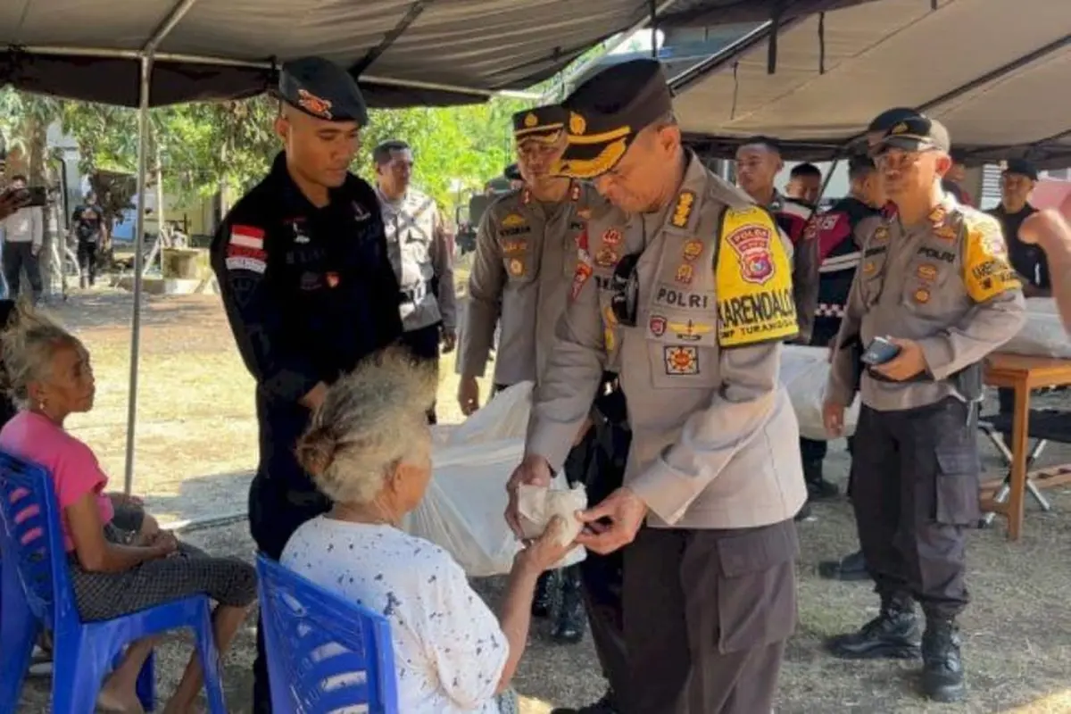 Karo Ops Polda NTT, Kombes Pol Deonijiu De Fatima saat memberikan. Bantuan bagi korban yang terdampak perang tanding di Adonara (Liputan6.com/Ola Keda)