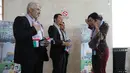 Yayasan Persahabatan dan Studi Peradaban (YPSP) bersama Grup Kerja Sama Bilateral Indonesia-Palestina (GKSB) membagikan syal Palestina kepada para anggota DPR RI jelang Rapat Paripurna Pembukaan Masa Persidangan II Tahun Sidang 2023-2024 di Gedung Kompleks Parlemen MPR/DPR-DPD, Senayan, Jakarta, Selasa (31/10/2023). Pemberian syal ini sebagai bentuk pesan dan doa untuk rakyat Palestina yang saat ini masih berkonflik dengan Israel. (Liputan6.com/Faizal Fanani)
