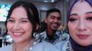 Lewat video yang diunggah di YouTube, Indah Permatasari membagikan perjalanan dan momen pernikahan adiknya tersebut. Satu hal yang mencuri perhatian adalah keterangan yang dituliskan di unggahannya tersebut. Ia membuat thumbnail "Alhamdulillah Nikahannya Direstui," tulis Indah mengutip dari YouTubenya. (Liputan6.com/YouTube/@Indah Permatasari)