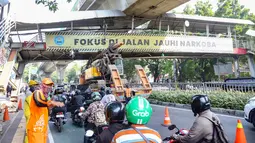 Sebuah truk truk towing pengangkut alat berat (crane) tersangkut dan merusak jembatan penyeberangan orang (JPO) di Jalan Raya Kapten Tendean, Jakarta, Selasa (14/07/2026).