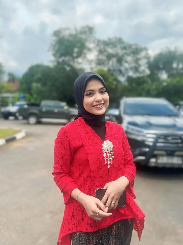 Putri Isnari Berhijab