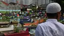 Hari Raya Lebaran dimanfaatkan ratusan warga untuk melakukan tradisi ziarah kubur di TPU Karet Bivak, Jakarta, Senin (28/7/14). (Liputan6.com/Johan Tallo)