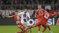 Penyerang PSG, Lionel Messi (tengah) berusaha melewati dua pemain Bayern Munchen, Jamal Musiala dan Joshua Kimmich selama pertandingan leg 2 babak 16 besar Liga Champions di Allianz Arena di Munich, Jerman, Kamis (9/3/2023). Bayern menang atas PSG dengan 2-0. (AP Photo/Matthias Schrader)