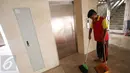 Petugas kebersihan menyapu lantai di sekitar lift khusus Raja Arab Saudi ketujuh Salman bin Abdul Aziz al-Saud di Masjid Istiqlal, Jakarta, Minggu (26/2). (Liputan6.com/Immanuel Antonius)