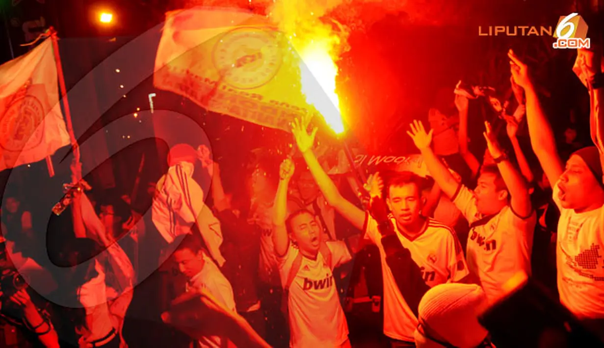 Euforia fans klub Real Madrid menyambut kedatangan Trofi Liga Champions di Jakarta.(Liputan6.com/Helmi Fitriyansyah)