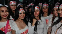 Puluhan perempuan yang tergabung dalam Srikandi Pekat Indonesia mengenakan kaos bertuliskan 'Srikandi Pekat' dengan ikat kepala bertuliskan 'Save Polri' di PN Jakarta Selatan, Senin (9/2/2015). (Liputan6.com/Johan Tallo)