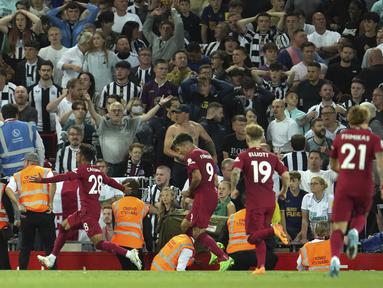 Gelandang Liverpool, Fabio Carvalho (kiri) berselebarsi usai mencetak gol pada menit 90+8 ke gawang Newcastle United pada pertandingan lanjutan Liga Inggris di stadion Anfield di Liverpool, Inggris, Kamis (1/9/2022). Liverpool menang tipis atas Newcastle 2-1. (AP Photo/Jon Super)