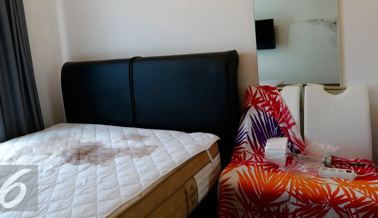 Tempat tidur korban  Yoshimi Nishimura masih terlihat ada bercak darah, Jakarta, Senin (14/9/2015). warga negara Jepang, Yoshimi Nishimura, yang ditemukan tewas di Apartemen Casa Grande beberapa waktu lalu. (Liputan6.com/Yoppy Renato)