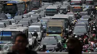 Imbas uji coba penghapusan sistem 3 in 1 di Jakarta, sejumlah jalan nonprotokol pun macet parah, Jakarta, Selasa (5/4). Pasalnya, kendaraan di sejumlah jalan yang ada masuk kawasan 3 in 1 itu menjadi tak teratur. (Liputan6.com/Johan Tallo)
