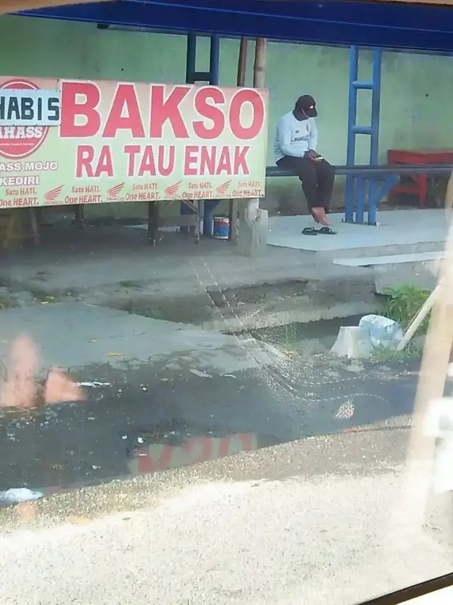 6 Tulisan Soal Rasa Makanan di Gerobak Jualan Ini Bikin Dahi Berkerut