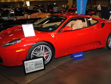Sebuah mobil Ferrari F430 yang pernah menjadi milik Presiden Donald Trump dipamerkan oleh Auctions America di Florida, 31 Maret 2017. Mobil yang dilelang pada 1 April kemarin itu terjual seharga 270.000 dolar AS atau sekitar Rp3,6 miliar (LEILA MACOR/AFP)