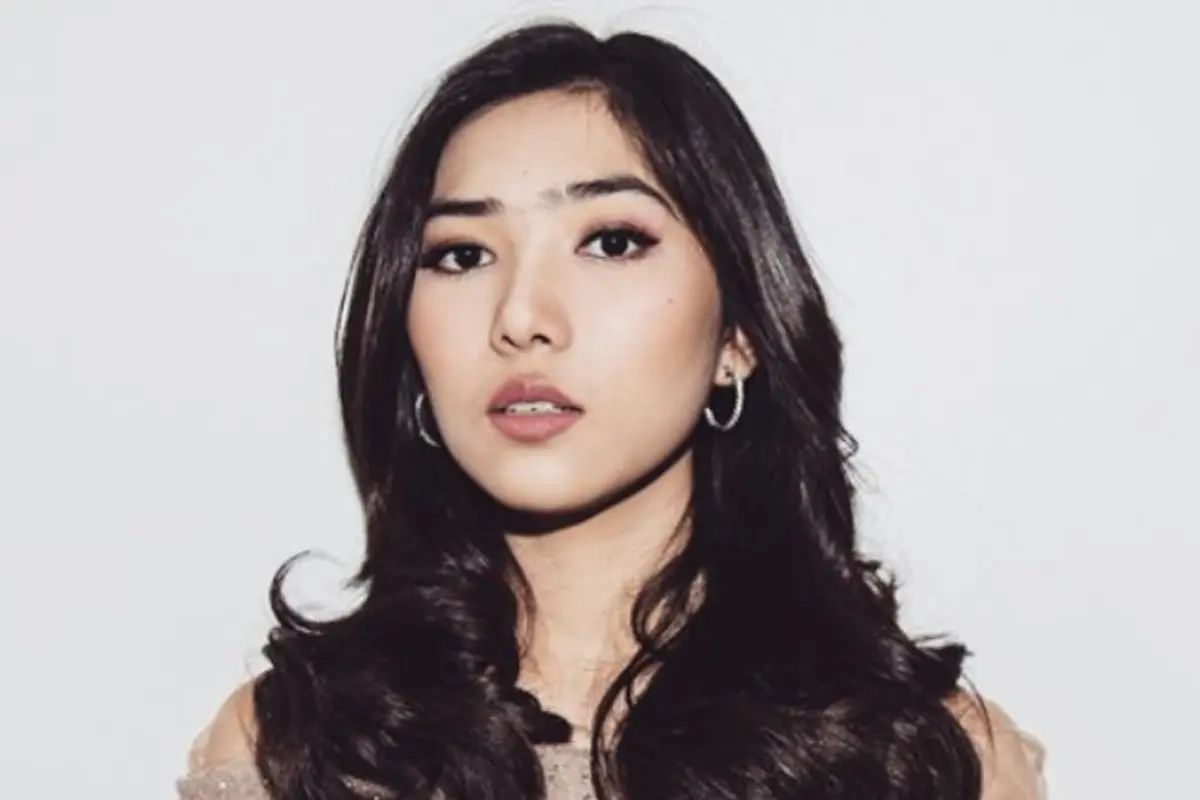 Isyana Sarasvati, si Cantik dengan Khas Makeup Flawless