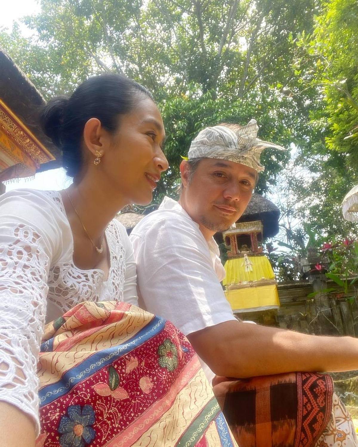 Sempat Culture Shock Saat Menikah, Ini 8 Potret Happy Salma dan Tjok Gus yang Ternyata Bangsawan - Kaget Dikado Bebek Hidup